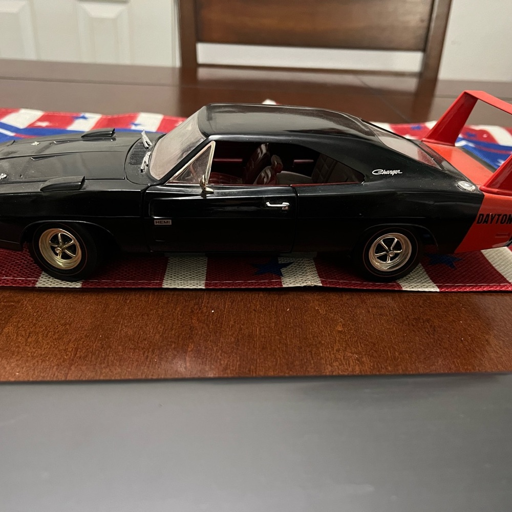 Die-cast Collectible 1:18 ERTL 1969 Dodge Daytona Charger Hemi